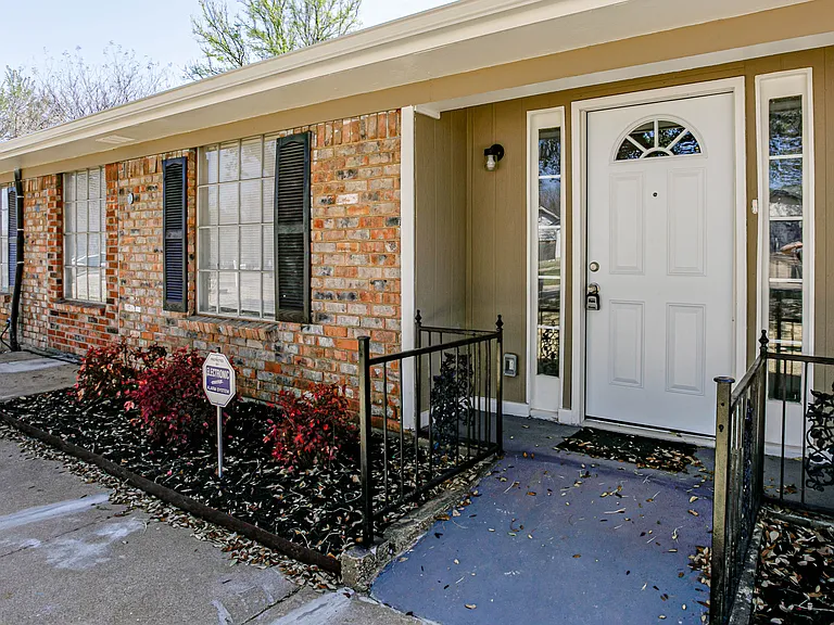 812 Stratford Dr — Photo 3