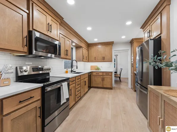 1016 Meadow Rd, Omaha, NE 68154