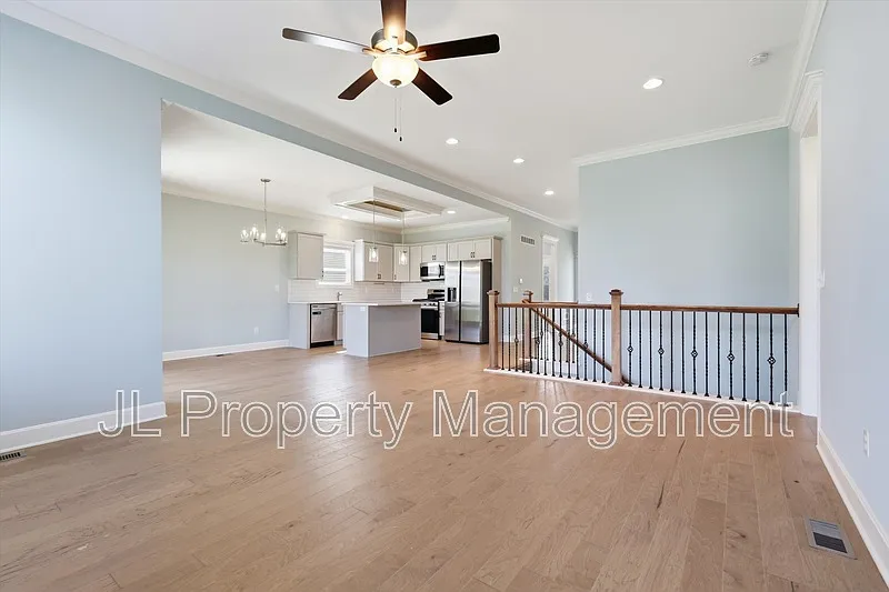 3 bed, 3.0 bath, 2048 sqft, $2,945 — Photo 4