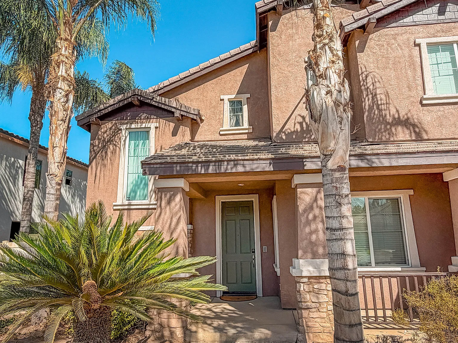 4 bed, 2.5 bath, 2011 sqft, $2,595 — Photo 2