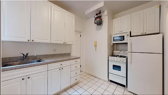 Rented by Manhattan Realty Group | media 8