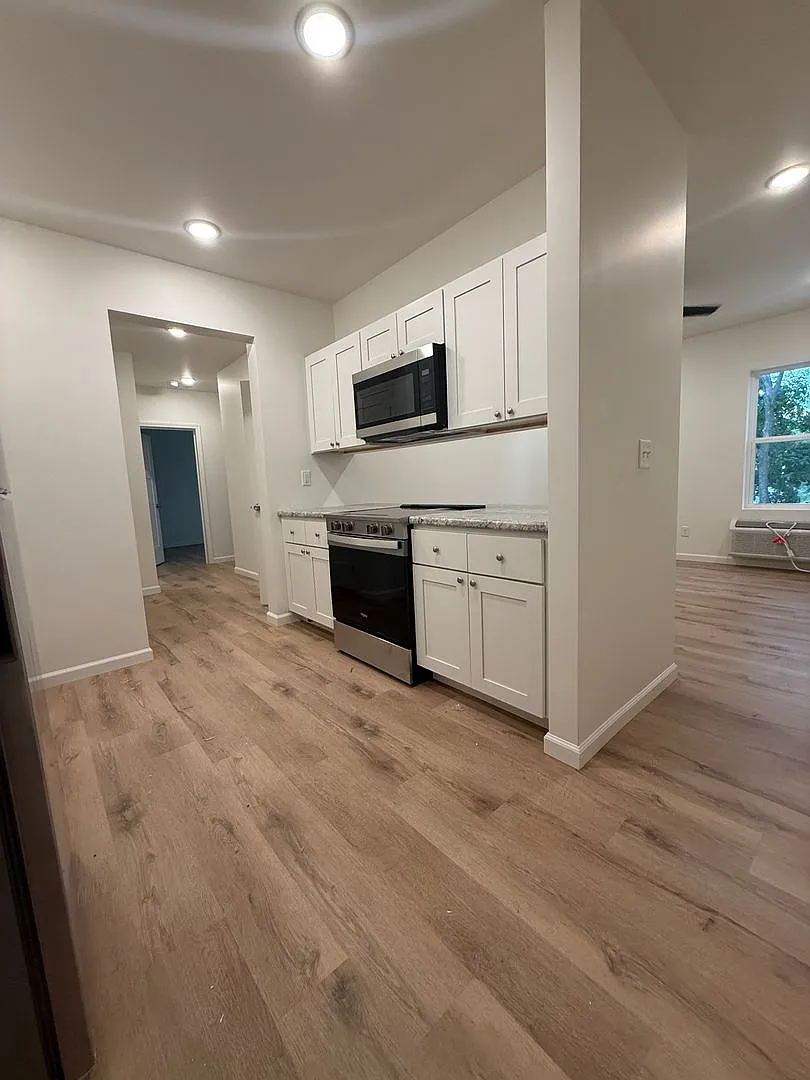2 Bedroom 1 Bathroom Apartment — Photo 1