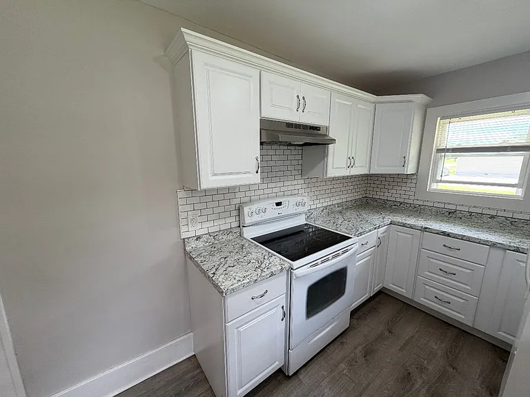 1404 S Elm St — Photo 2