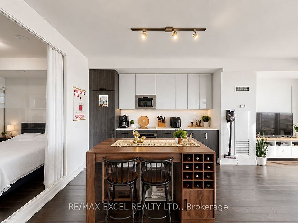 1st image of 330 Richmond St W #1010