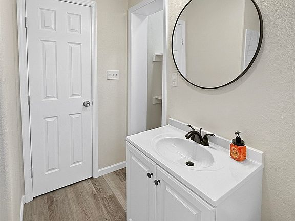 4th image of 3701 Ridgemont Dr