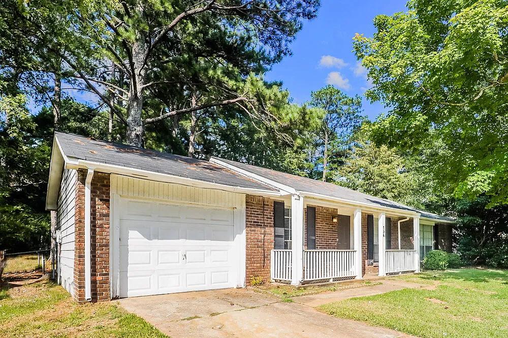 3 bed, 1.5 bath, 1056 sqft, $2,070 — Photo 3