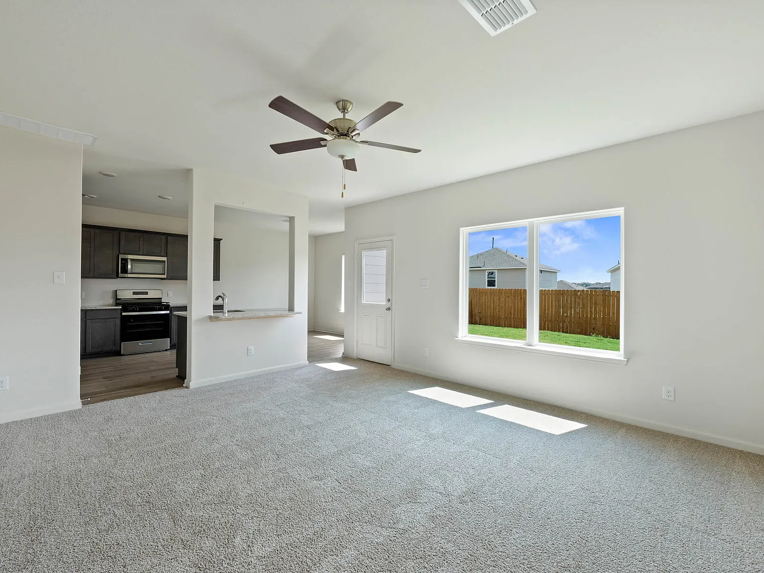 3 bed, 2.5 bath, 1562 sqft, $1,900 — Photo 4