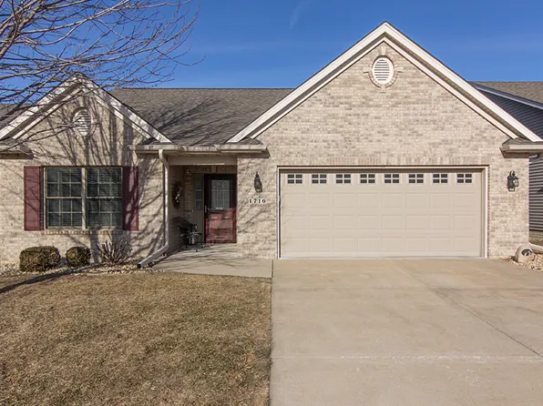 1716 Stone Gate Cir, Davenport, IA 52807