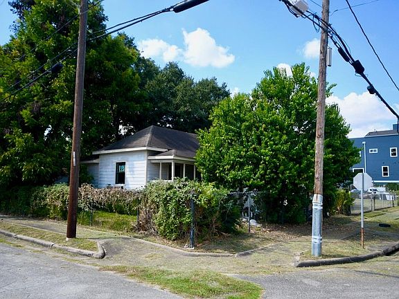 2nd image of 3036 Dennis St