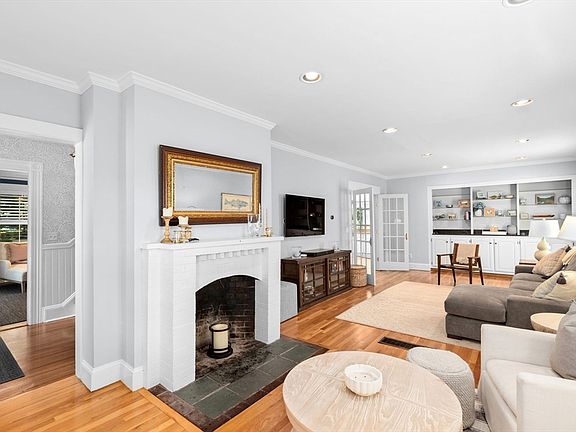 3rd image of 561 Washington St