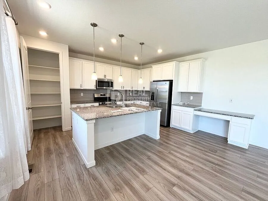 Spacious Next Gen Home with Private Suite, Mountain Views & 3-Car Garage — Photo 3