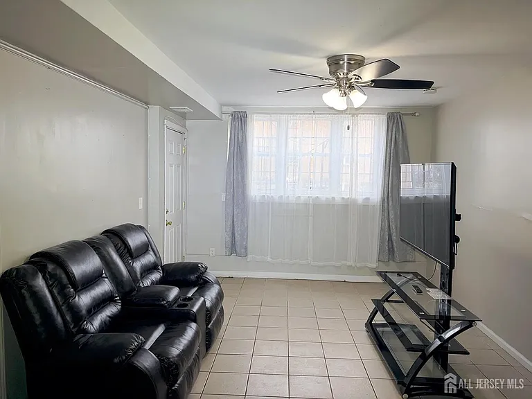 265 College Dr — Photo 2
