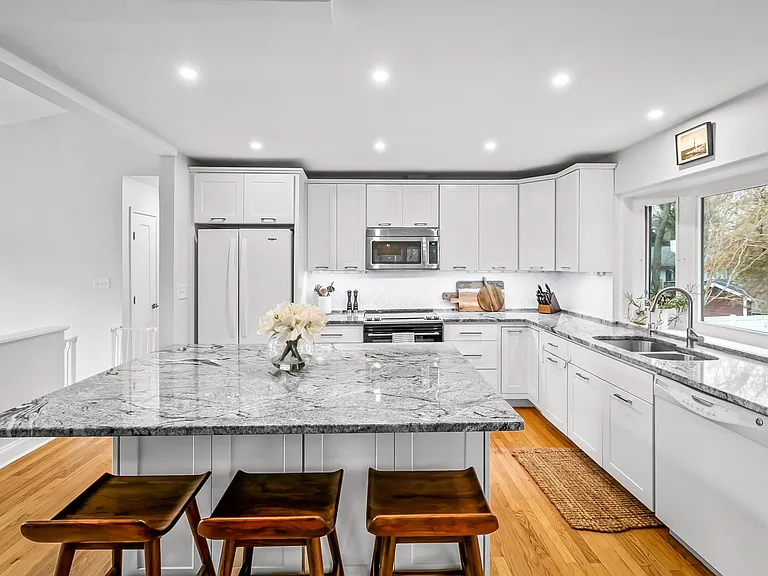 Slow-close drawers and cabinetry, under-cabinet lighting, and quality finishes!