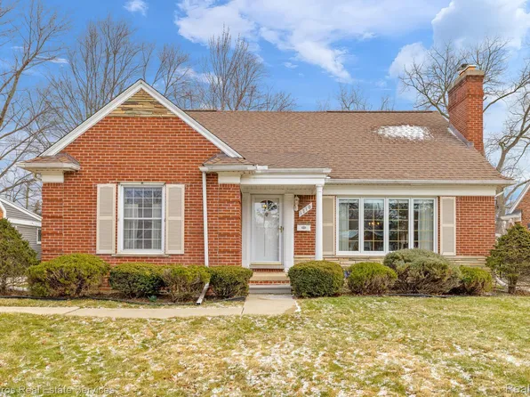 1210 Fairholme Rd, Grosse Pointe Woods, MI 48236