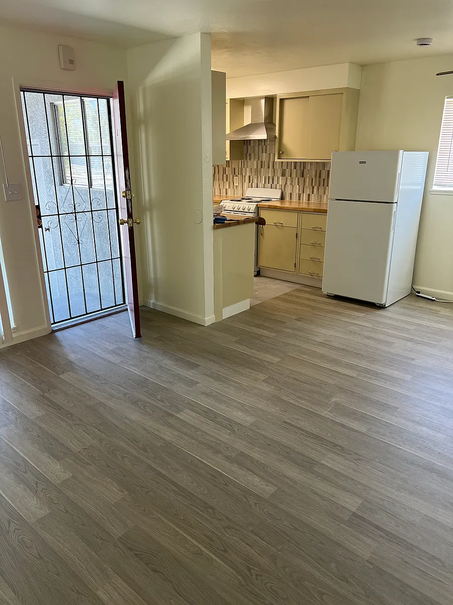 Entrance - 895 57th St #1