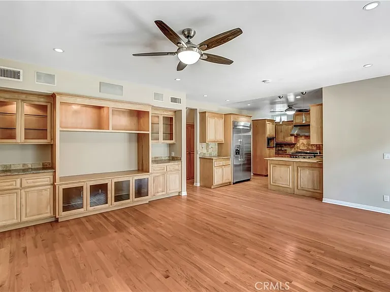 165 S Roosevelt Ave — Photo 12
