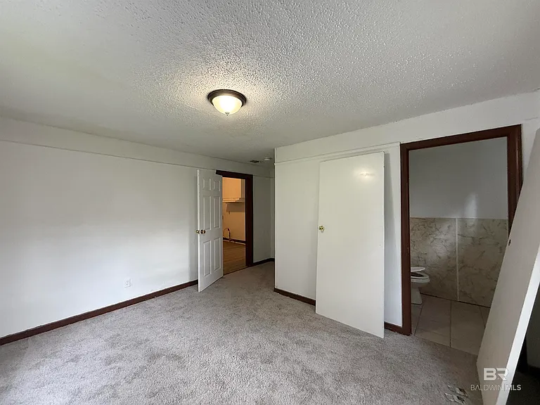 672 Burden St — Photo 7