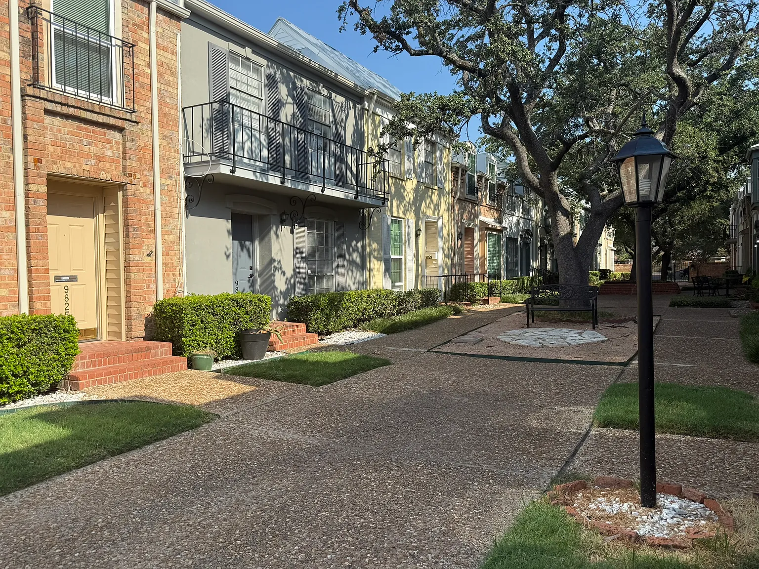 2 bed, 1037 sqft, $1,700 — Photo 2