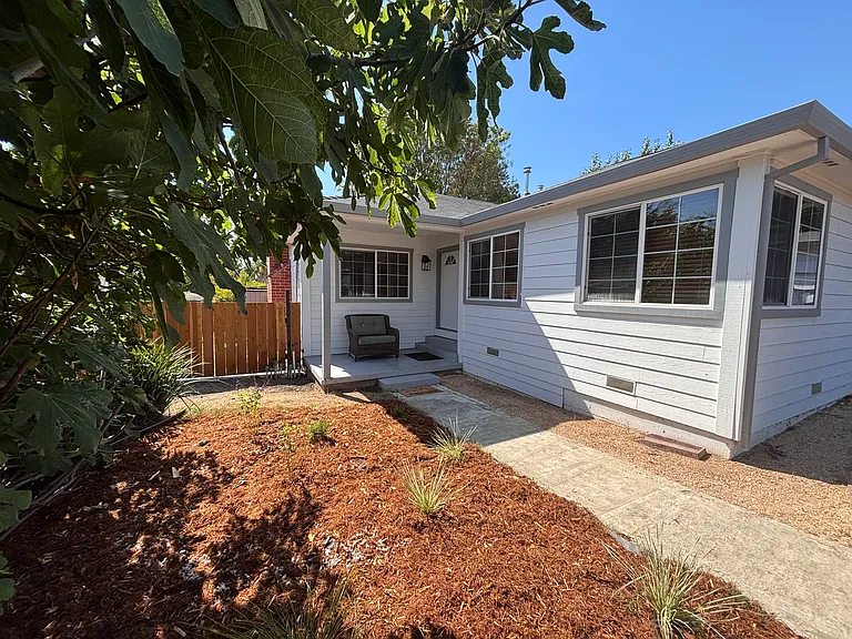 1637 Garnet Ln — Photo 3