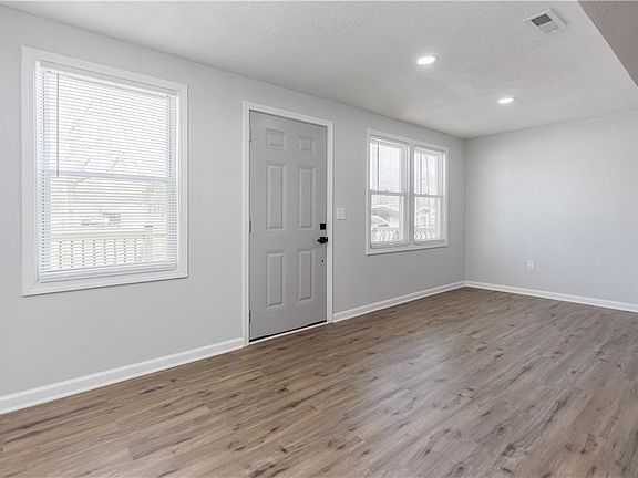 4th image of 635 Douglas Ave