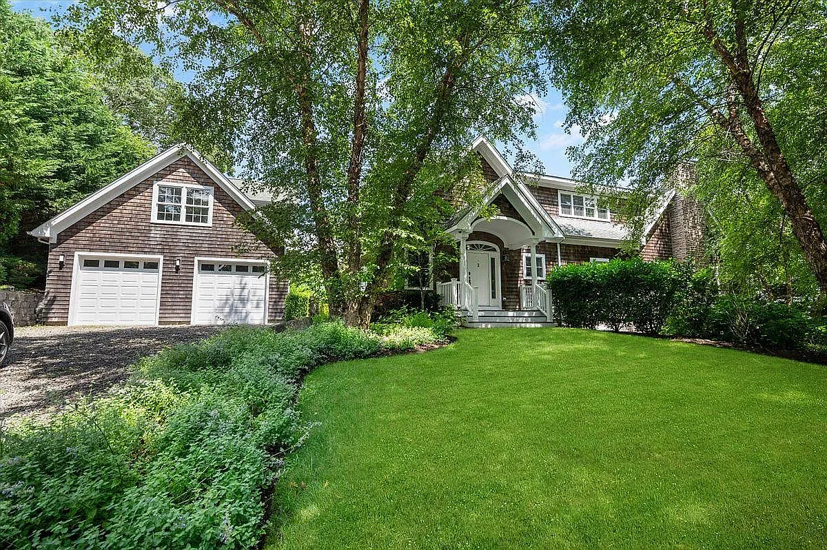 Luxury Hamptons Retreat — Photo 1