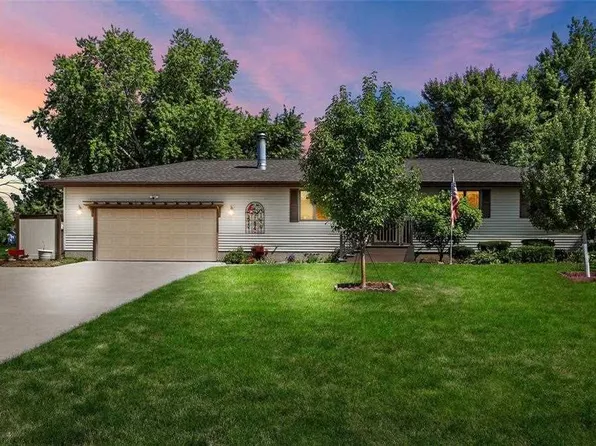 120 Brougham Rd, Robins, IA 52328