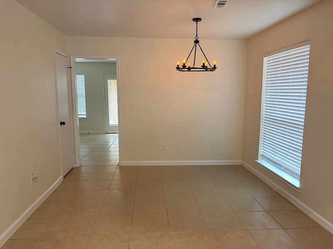 3 bed, 2.0 bath, 1192 sqft, $1,850 — Photo 2