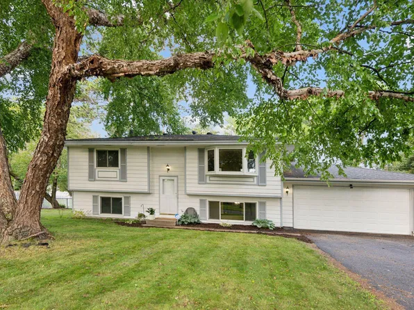 8590 Saratoga Ln, Eden Prairie, MN 55347