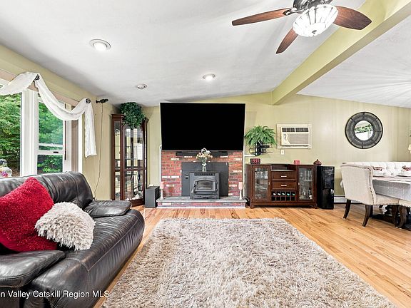 3rd image of 842 Ulster Heights Road