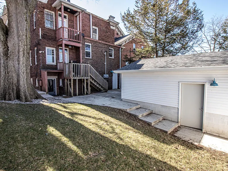 1204 Columbia St — Photo 9