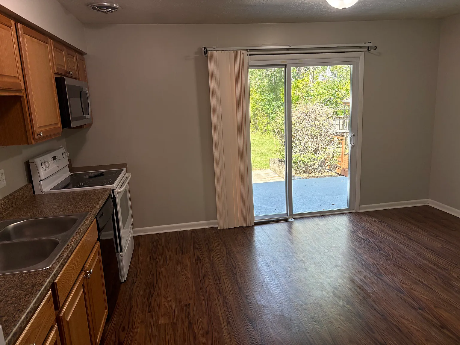 3 bed, 1.5 bath, 1137 sqft, $1,950 — Photo 3