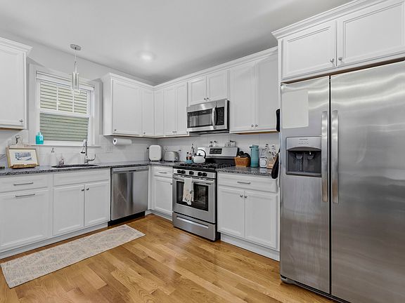 5th image of 588 Adams St #2