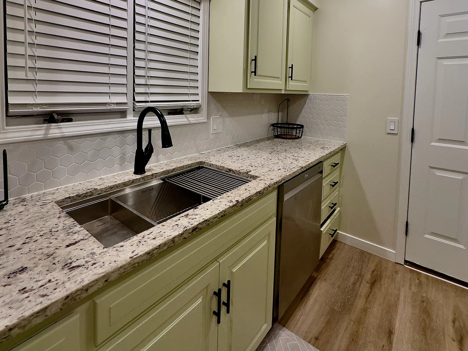 Furnished - All Utilities Paid! Large 3/4 Bed|3 Bath, Bonus Kitchenette/Plus Office- flexible Lease — Photo 4