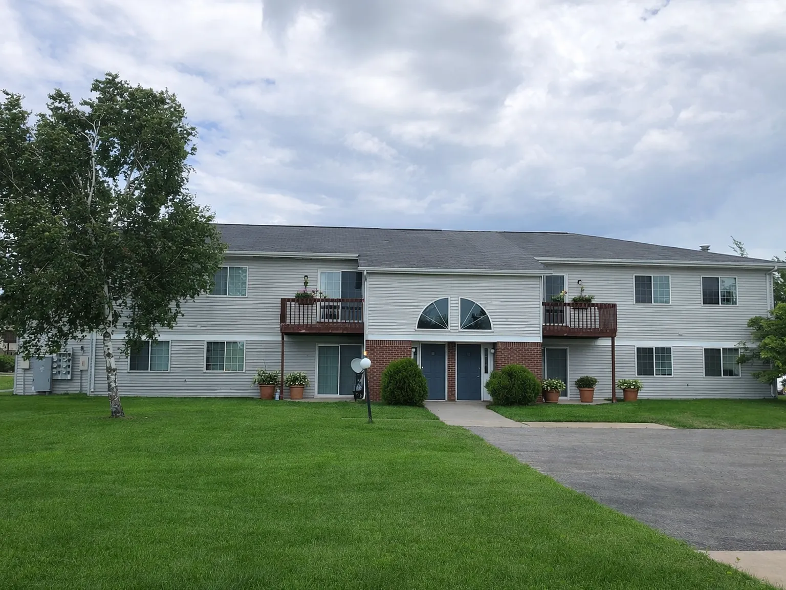 Cozy 3-Bedroom Apartment Available! — Photo 1