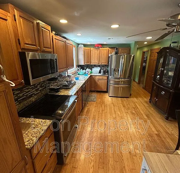 212 Tiffany St — Photo 3