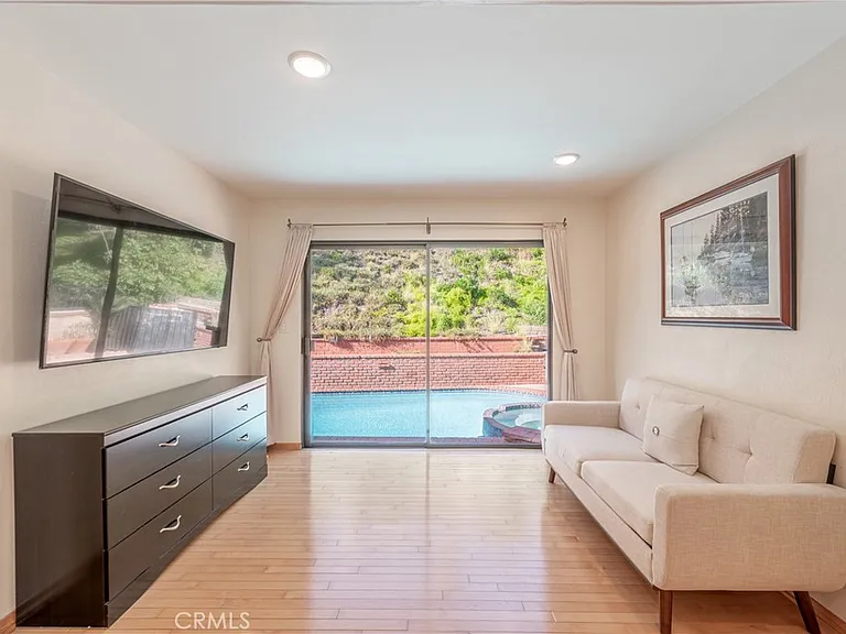 1350 E Tujunga Ave — Photo 22