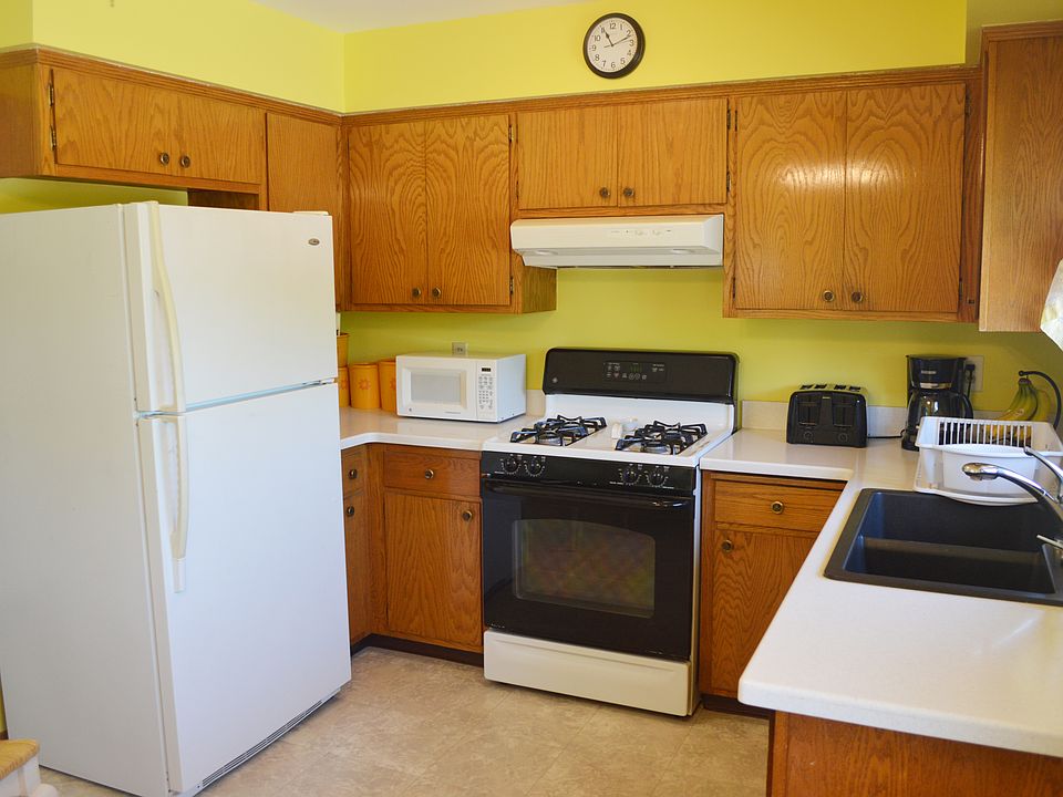Upper kitchen-appliances included