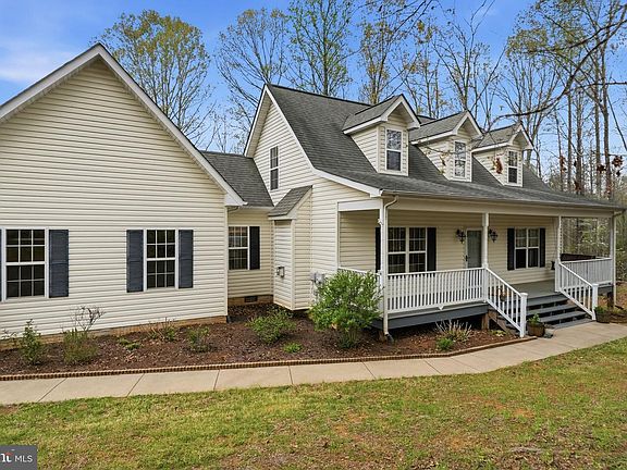 3rd image of 17 Riding Trail Ln