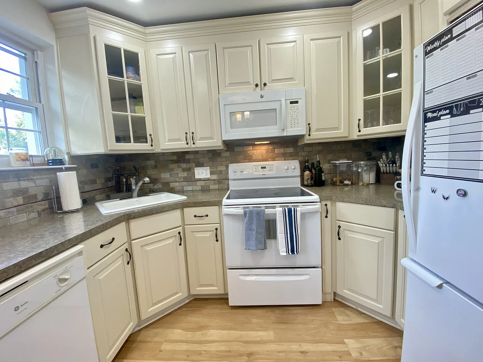 2 bed, 800 sqft, $2,400 — Photo 2