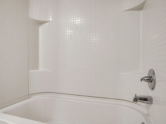 5th image of 105 SE Gardens Blvd Unit 112