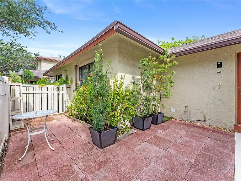 1821 NE 40th Ct #305 — Photo 3