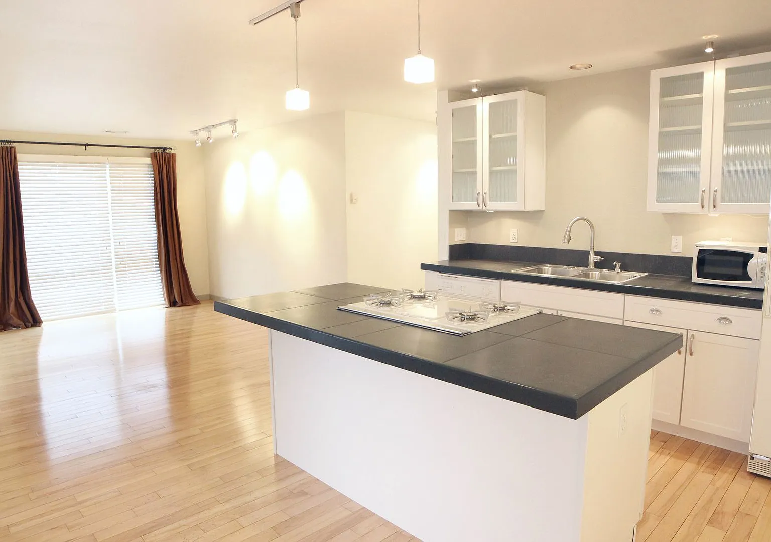419 W Mountain Ave — Photo 2