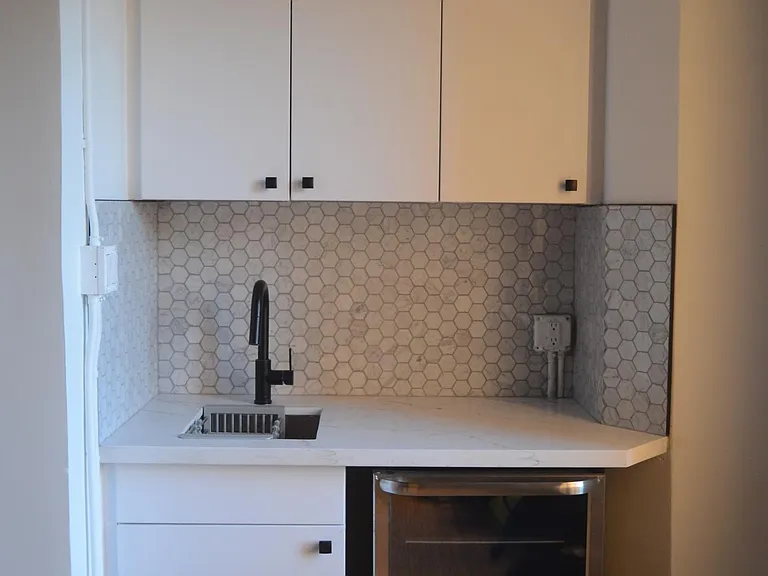 315 W 3rd St #6A — Photo 24