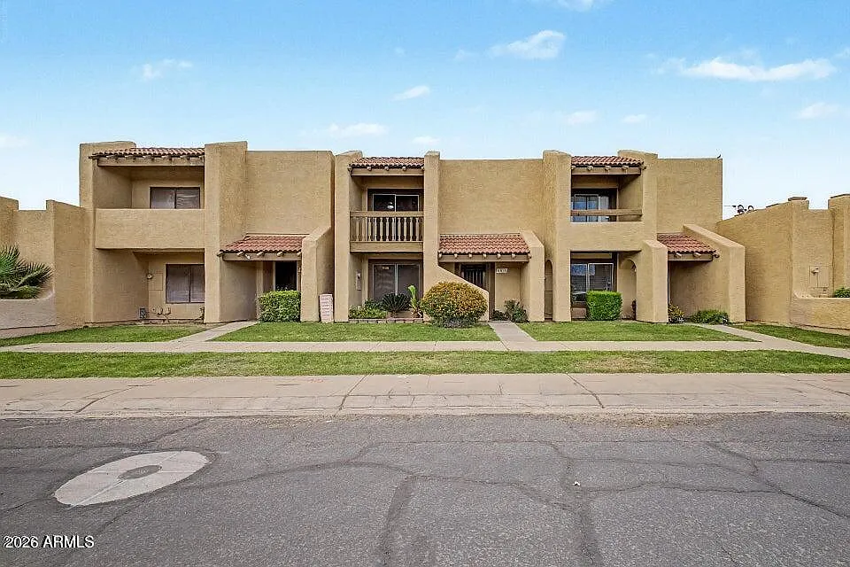 3 bed, 2.5 bath, 1624 sqft, $2,200 — Photo 2