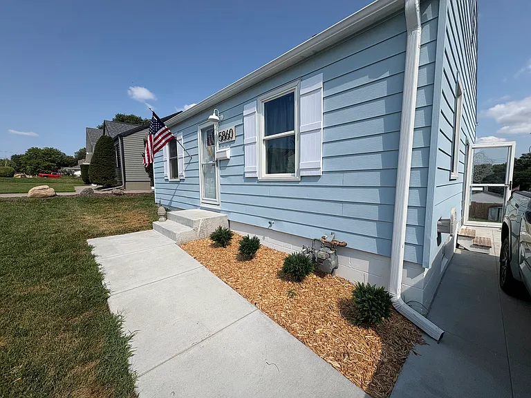 5860 Bancroft St — Photo 10