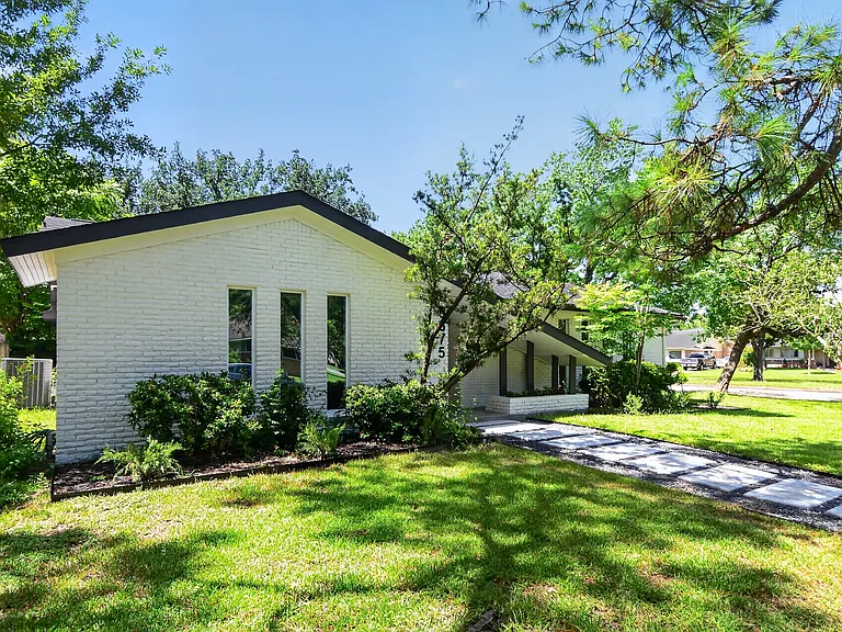 5675 Sylmar Rd — Photo 3