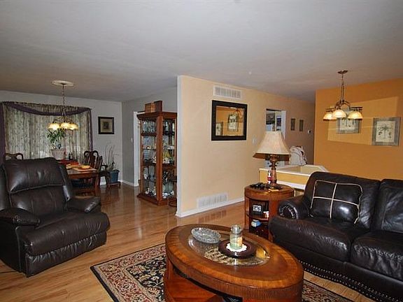 3rd image of 1215 Sunnyslope Dr