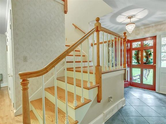 4th image of 523 Jasper Ln