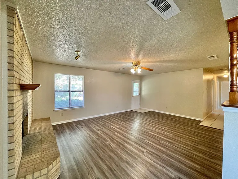 109 S Brook Dr — Photo 4