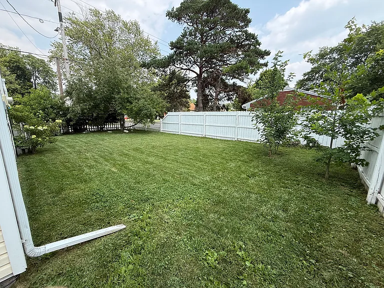1143 Michigan Ave — Photo 2